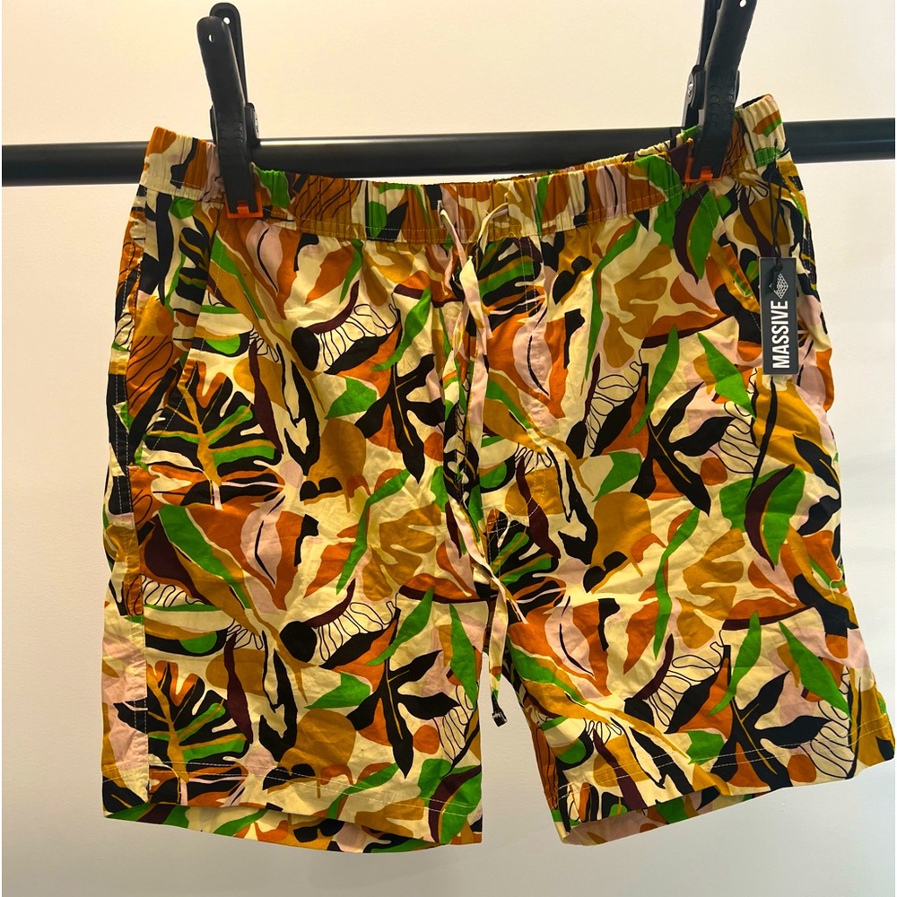 Super Massive Valley Shorts: Mens M